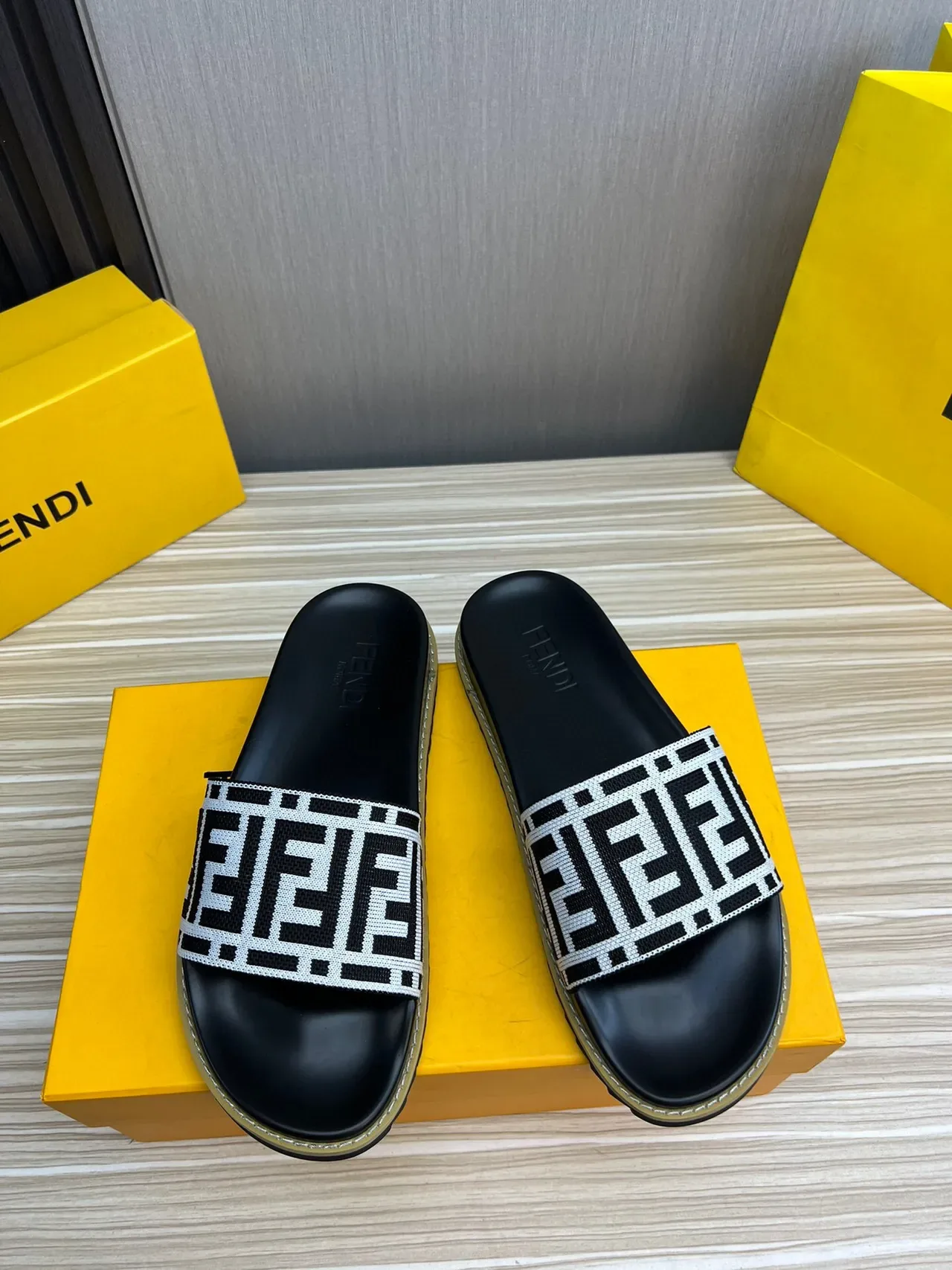 Fendi FF Slide Negro Blanco Monogramado Cinta Trenzada Suela de Goma Chanclas 3