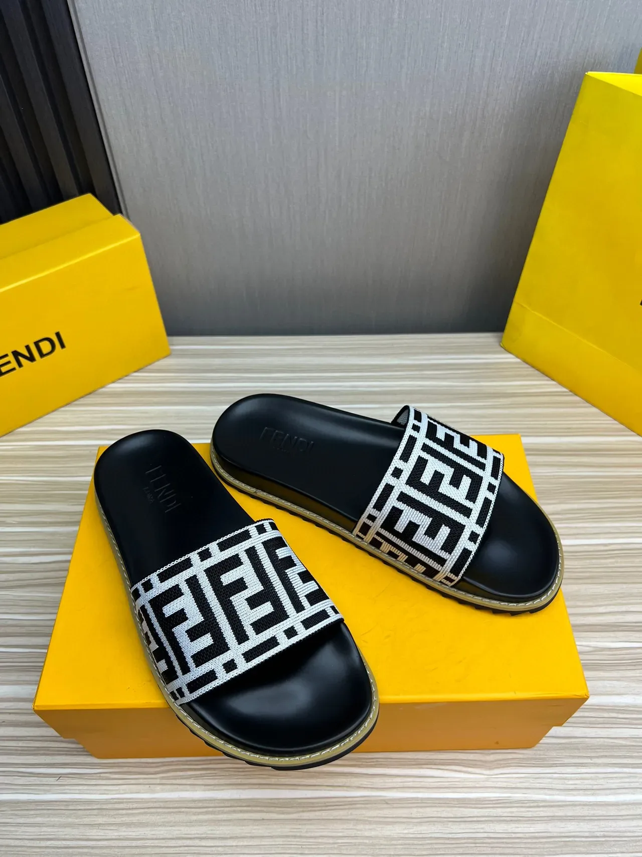 Fendi FF Slide Negro Blanco Monogramado Cinta Trenzada Suela de Goma Chanclas 4