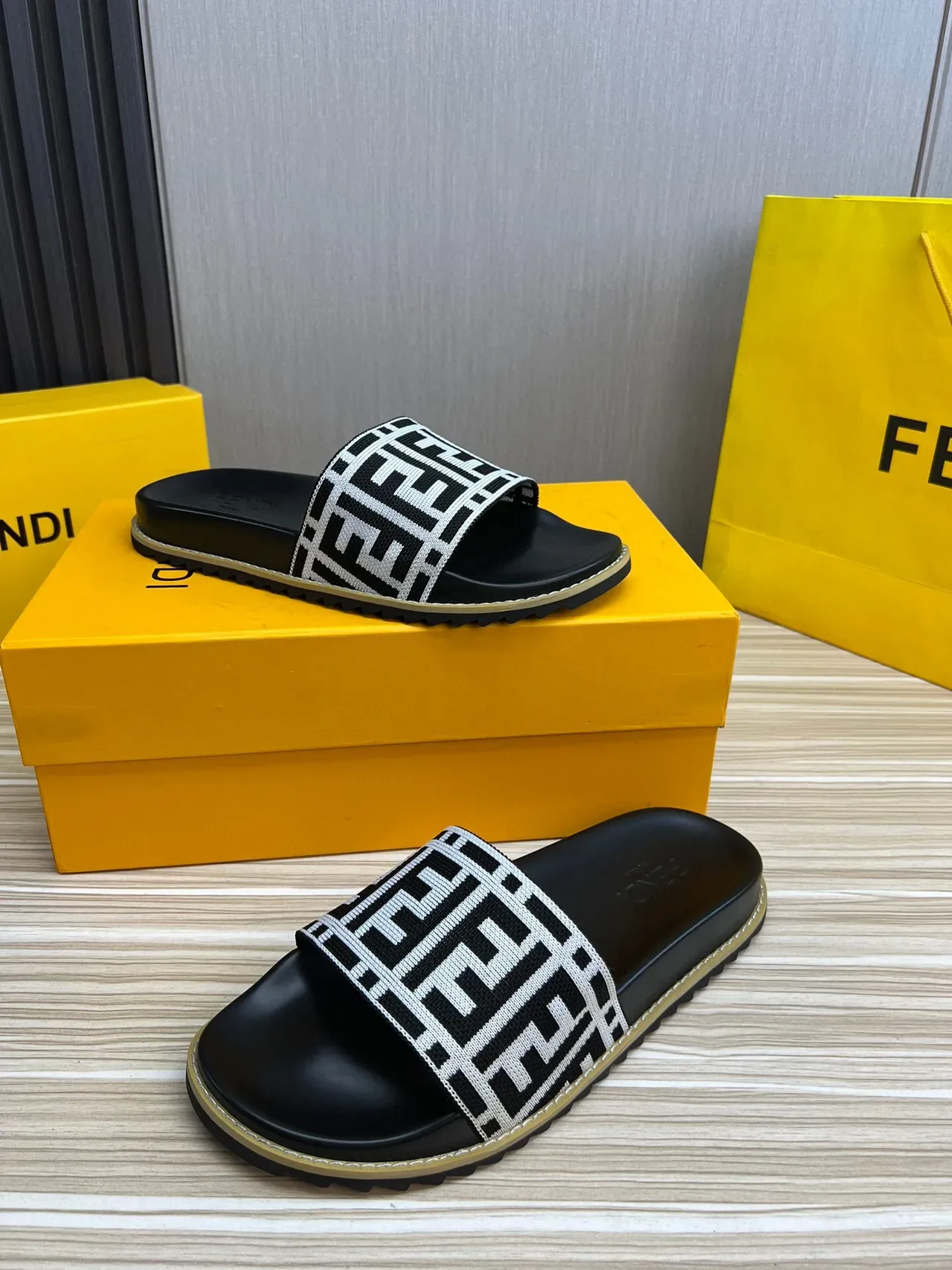 Fendi FF Slide Negro Blanco Monogramado Cinta Trenzada Suela de Goma Chanclas 5