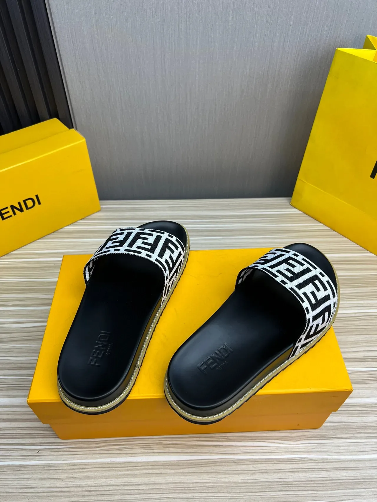 Fendi FF Slide Negro Blanco Monogramado Cinta Trenzada Suela de Goma Chanclas 6