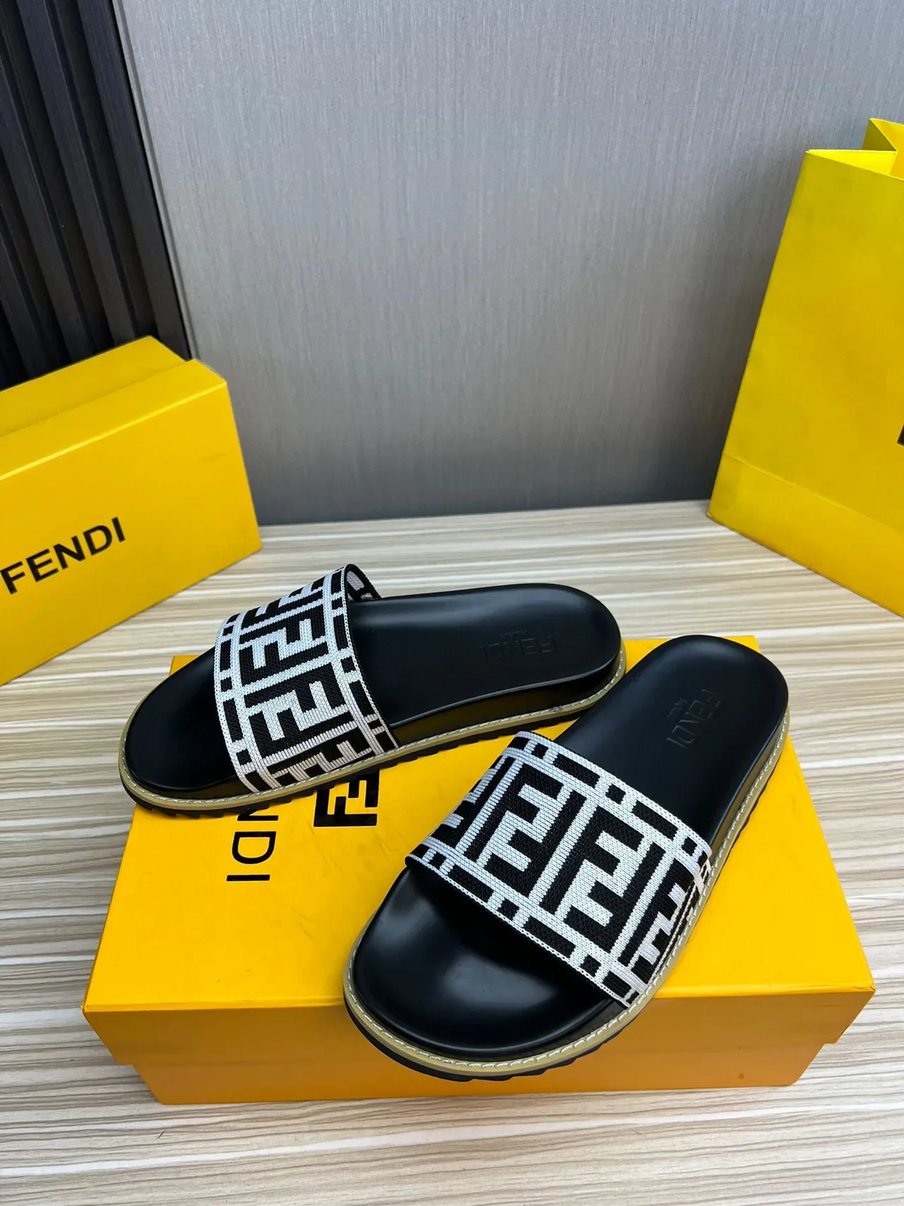 Fendi FF Slide Negro Blanco Monogramado Cinta Trenzada Suela de Goma Chanclas 7