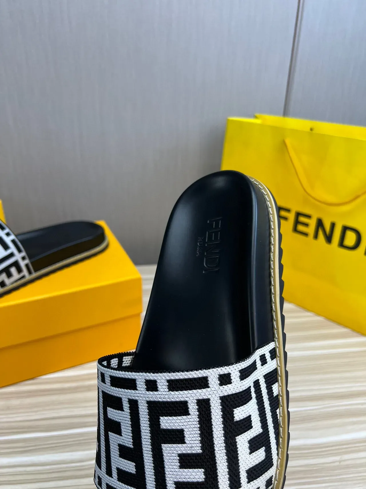 Fendi FF Slide Negro Blanco Monogramado Cinta Trenzada Suela de Goma Chanclas 8