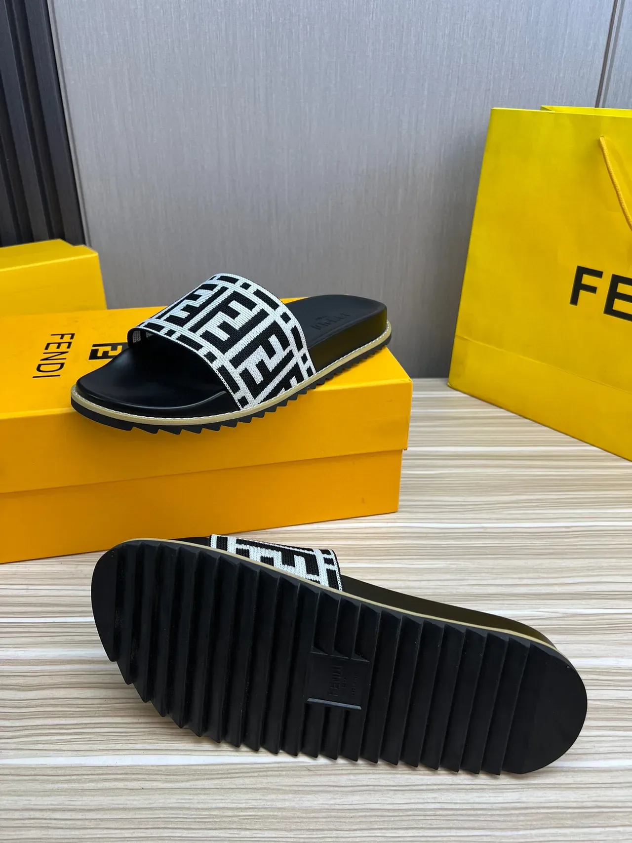 Fendi FF Slide Negro Blanco Monogramado Cinta Trenzada Suela de Goma Chanclas 9