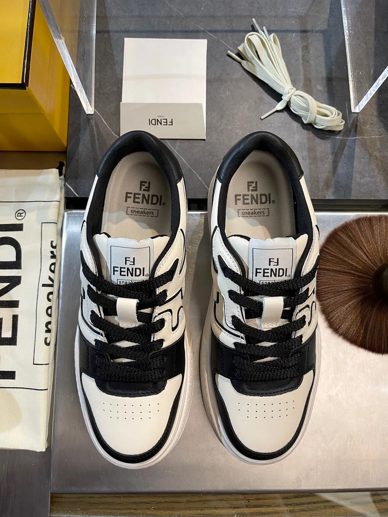 Fendi FF Sneaker Off-White et Black Lifestyle Sneakers 2