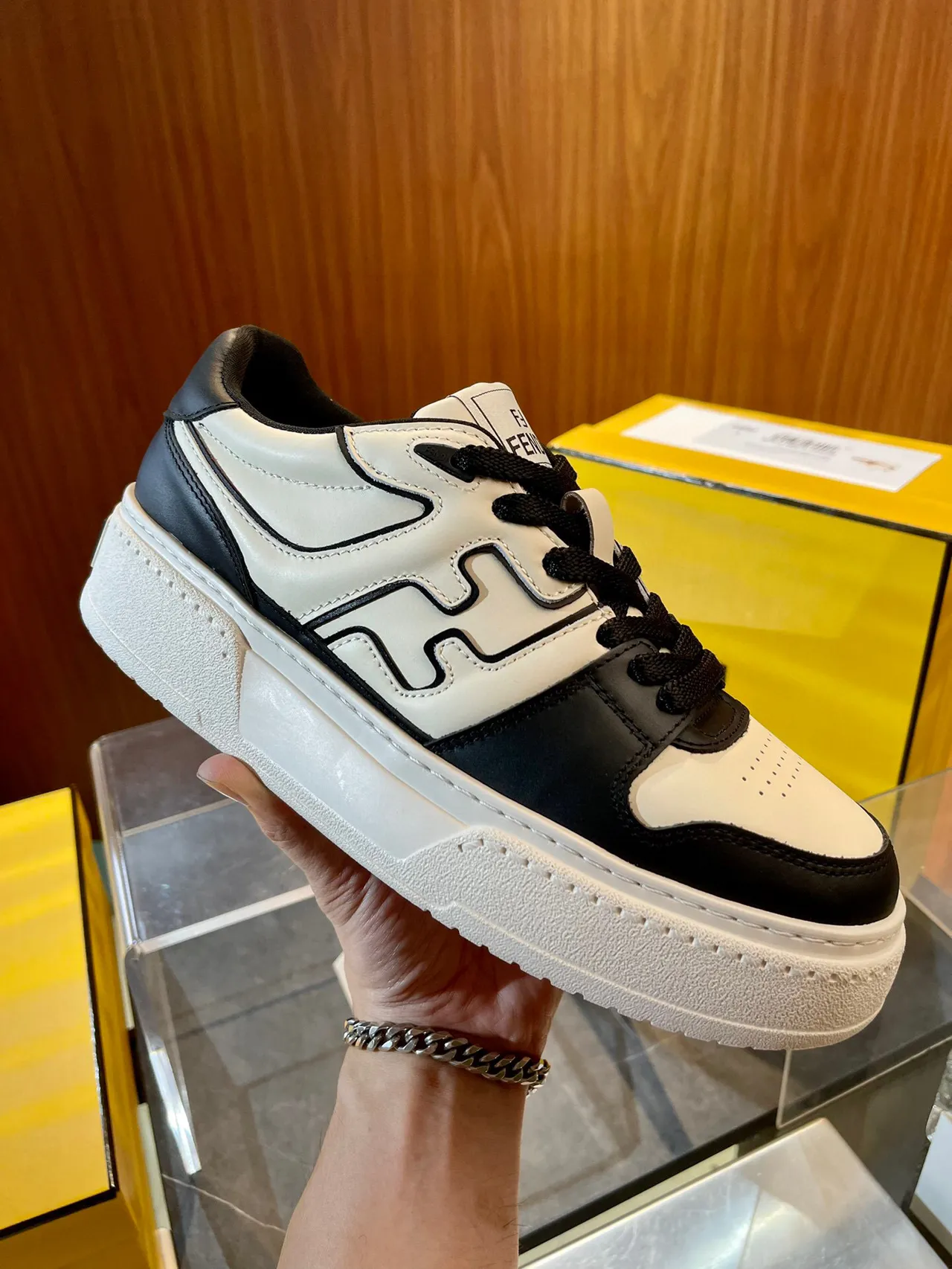 Fendi FF Sneaker Off-White et Black Lifestyle Sneakers 3