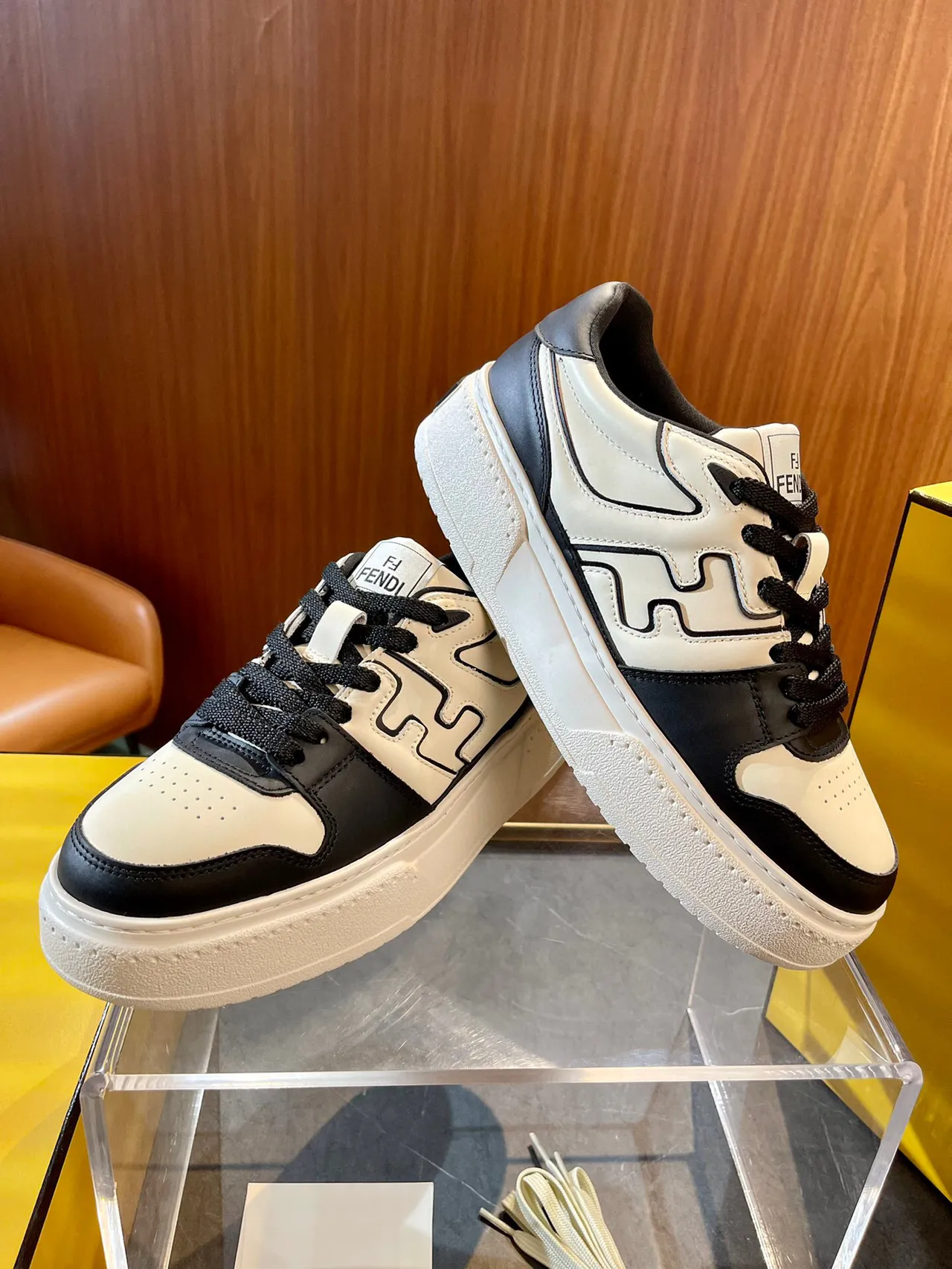 Fendi FF Sneaker Off-White et Black Lifestyle Sneakers 4