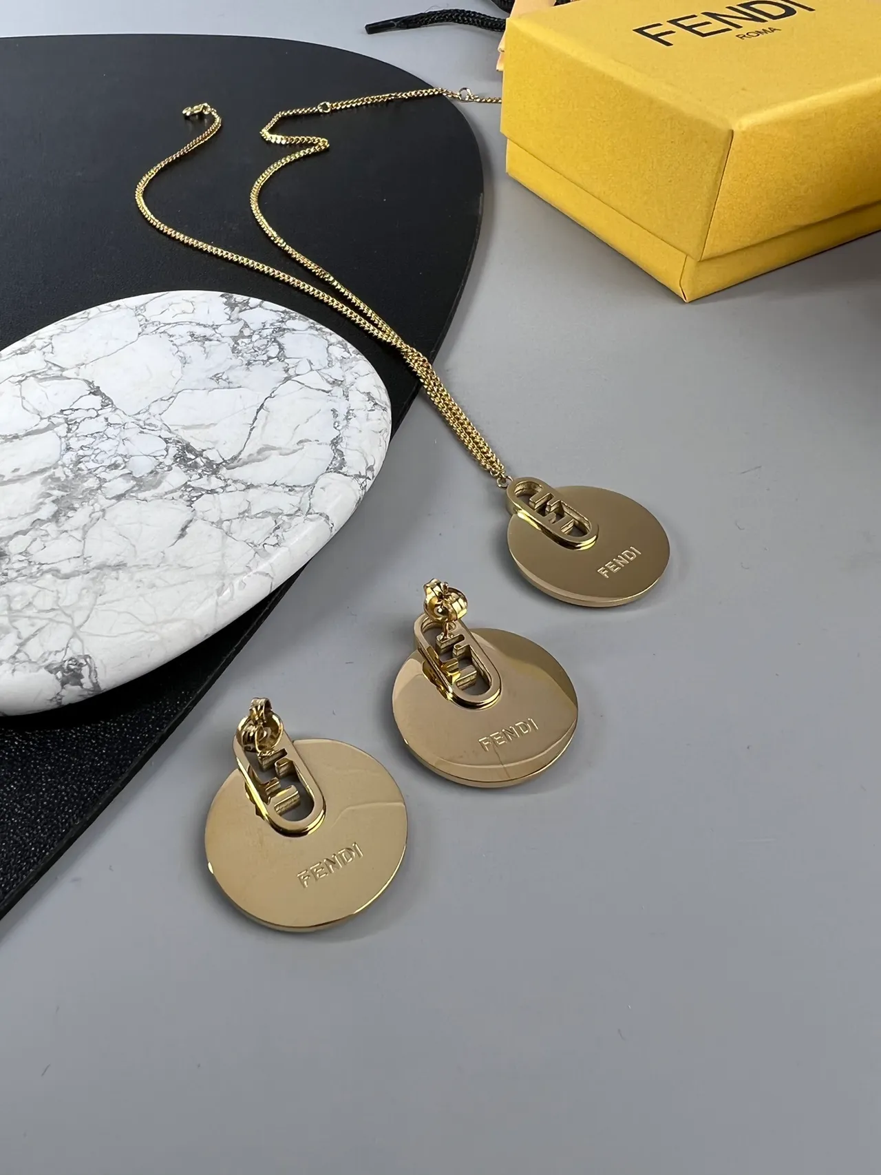 Collier chaîne Curb de Fendi en or avec disque circulaire 2