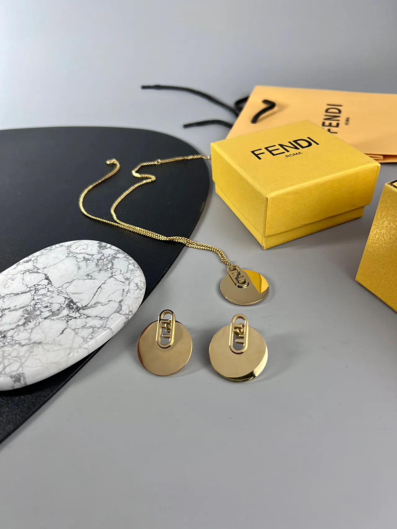 Collier chaîne Curb de Fendi en or avec disque circulaire 6