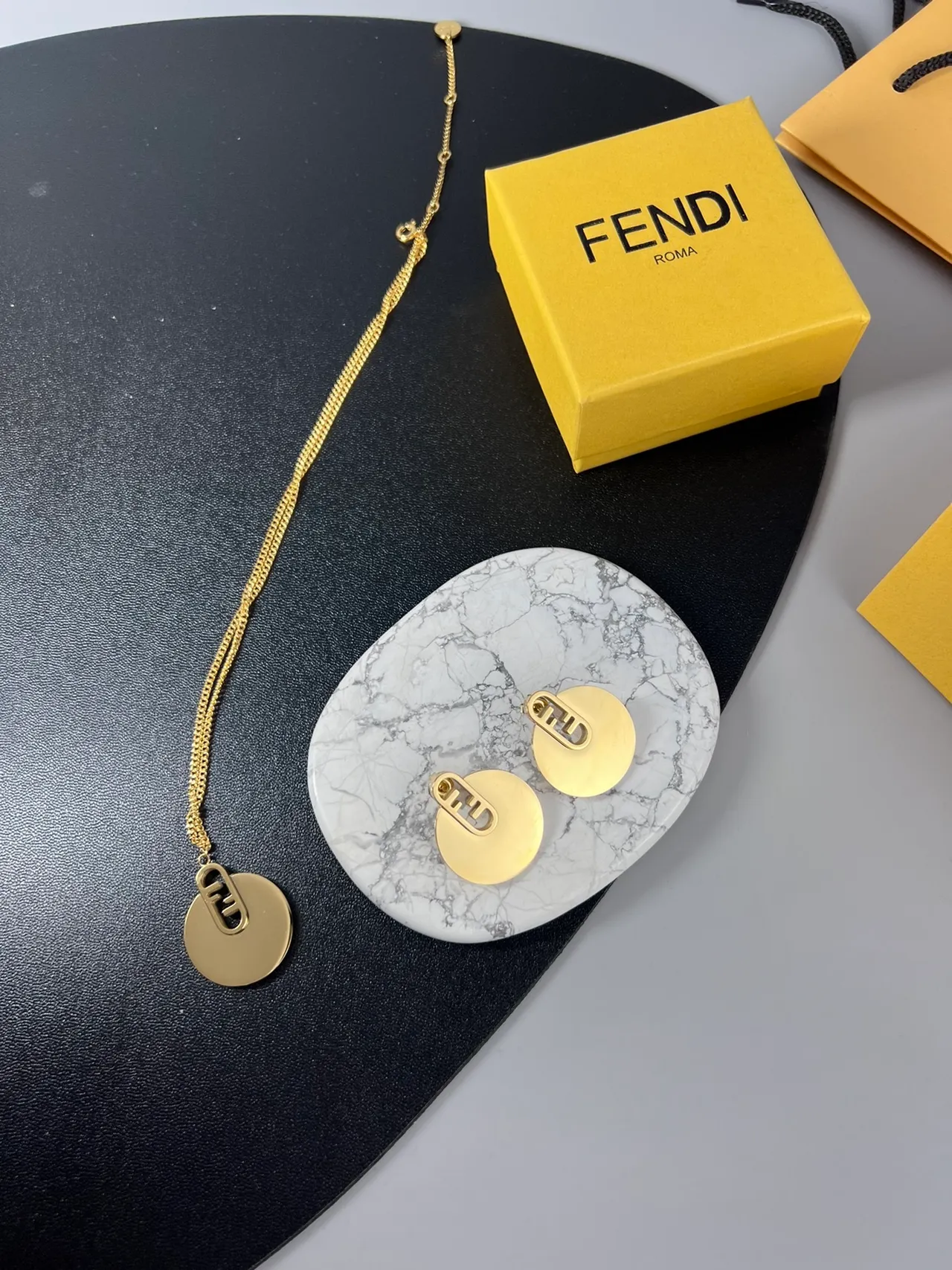 Collier chaîne Curb de Fendi en or avec disque circulaire 7