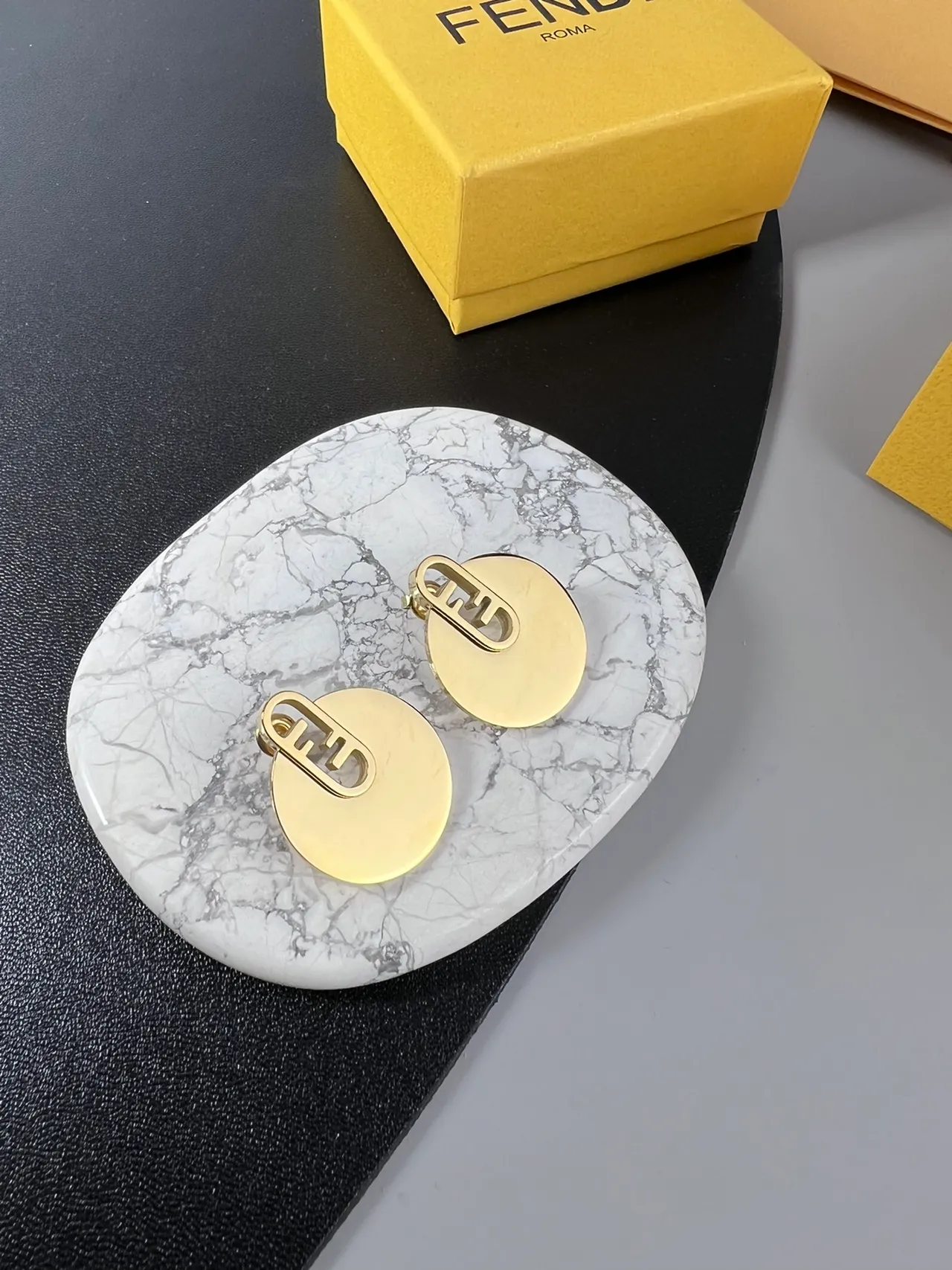 Collier chaîne Curb de Fendi en or avec disque circulaire 3