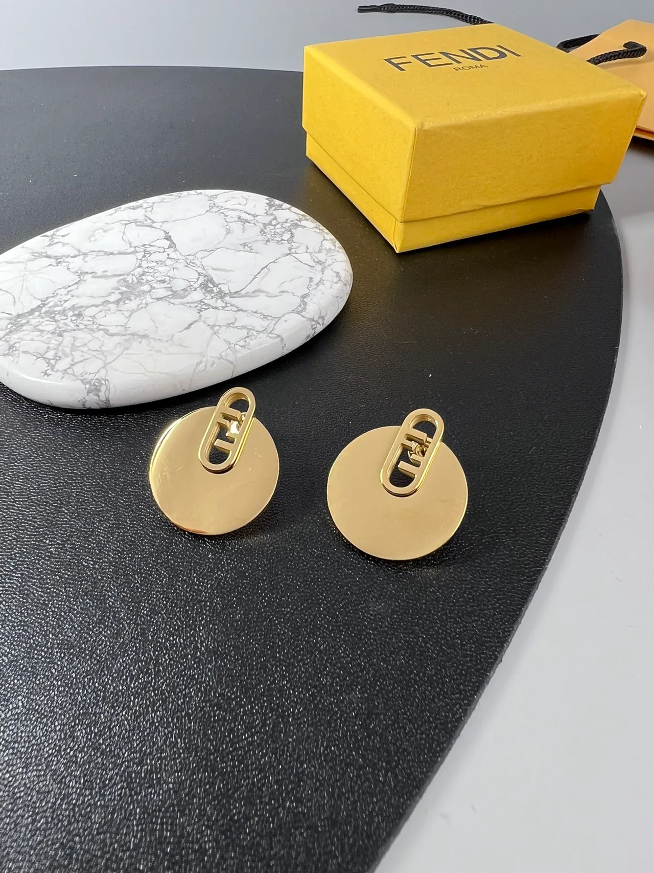 Collier chaîne Curb de Fendi en or avec disque circulaire 8
