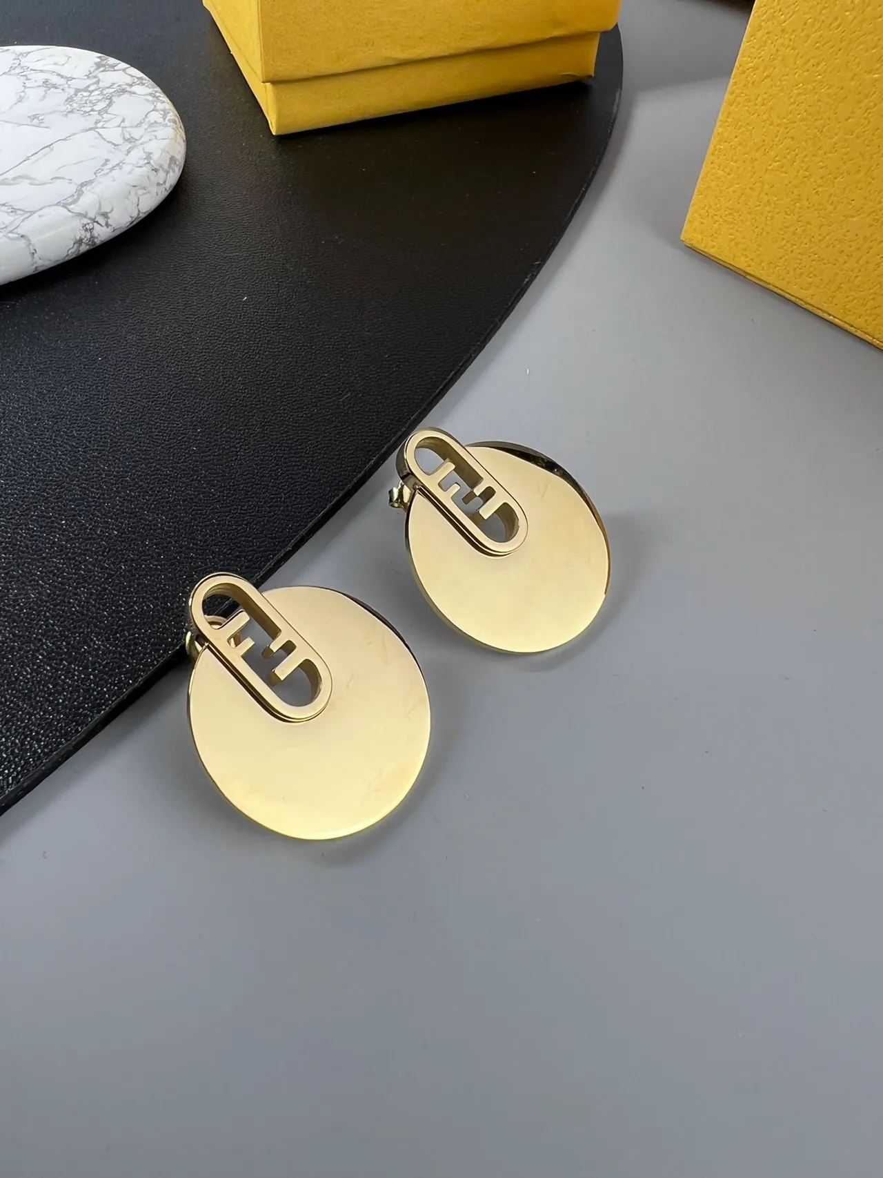 Collier chaîne Curb de Fendi en or avec disque circulaire 4