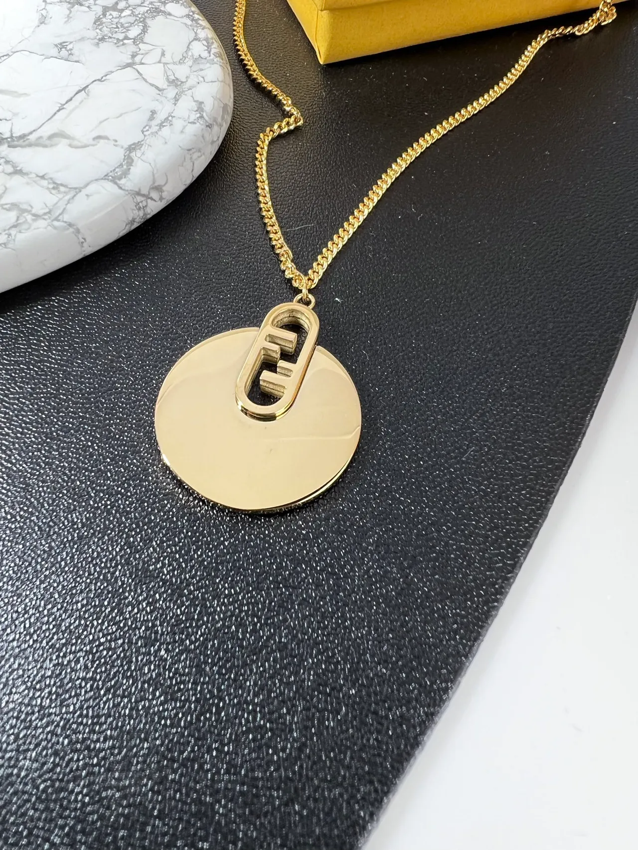 Collier chaîne Curb de Fendi en or avec disque circulaire 9