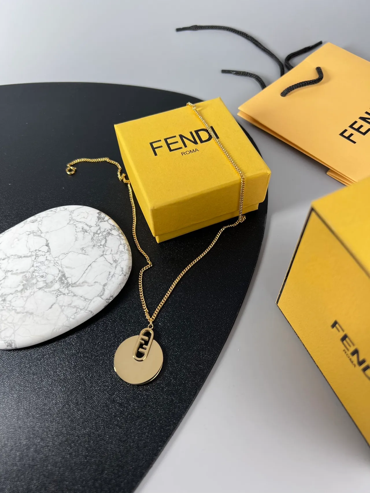 Collier chaîne Curb de Fendi en or avec disque circulaire 5