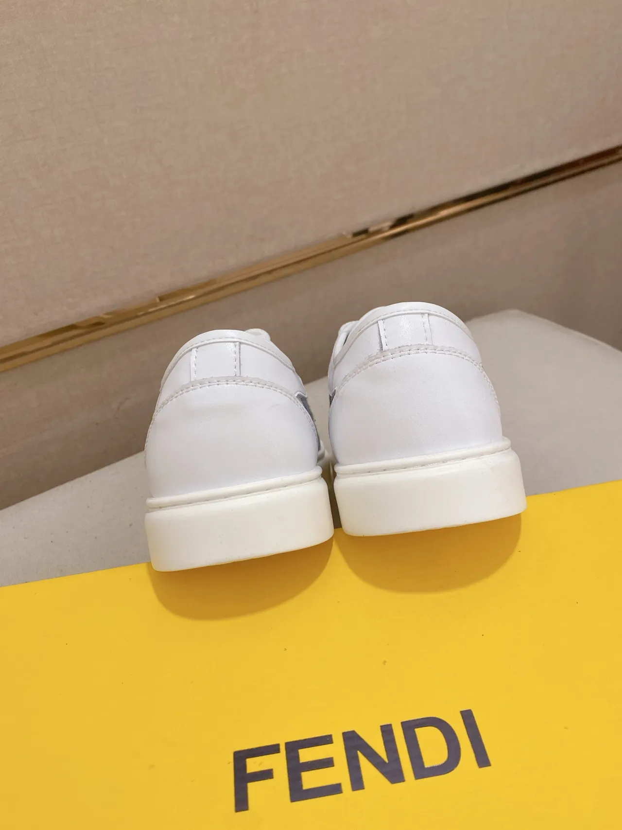 Fendi Blanc Gris Monogramme Imprimé Panneaux Latéraux Cap à Doigt en Cuir Sneakers Lifestyle 3