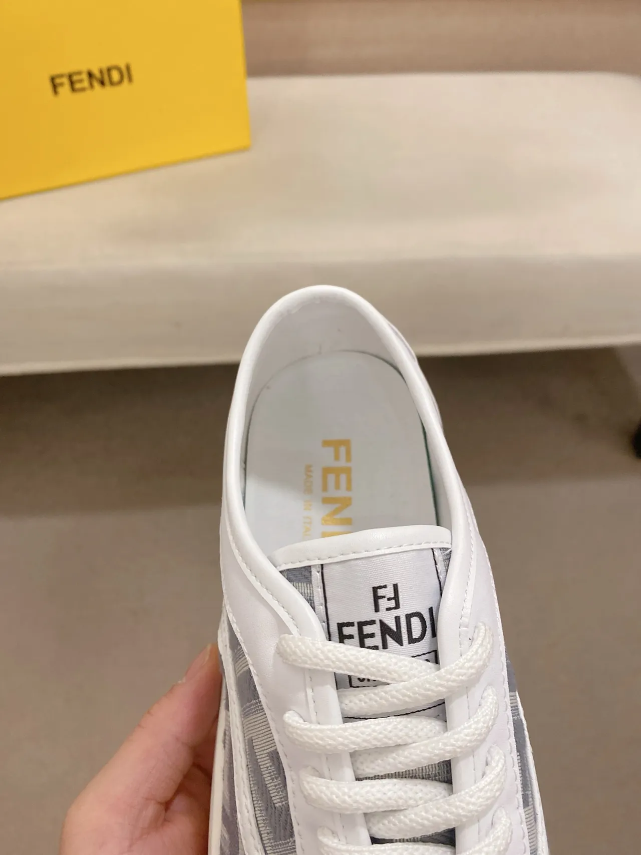 Fendi Blanc Gris Monogramme Imprimé Panneaux Latéraux Cap à Doigt en Cuir Sneakers Lifestyle 4