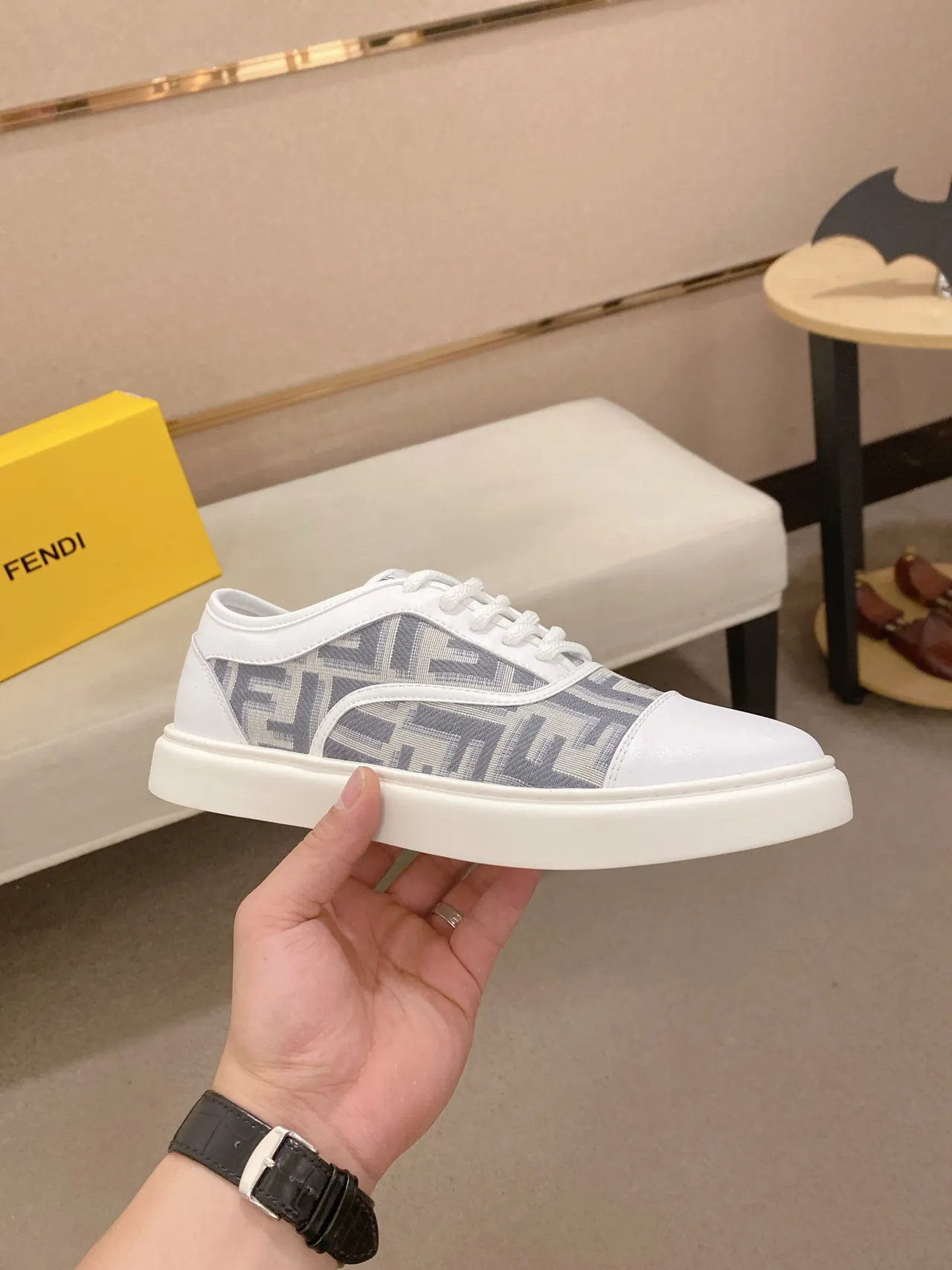 Fendi Blanc Gris Monogramme Imprimé Panneaux Latéraux Cap à Doigt en Cuir Sneakers Lifestyle 5