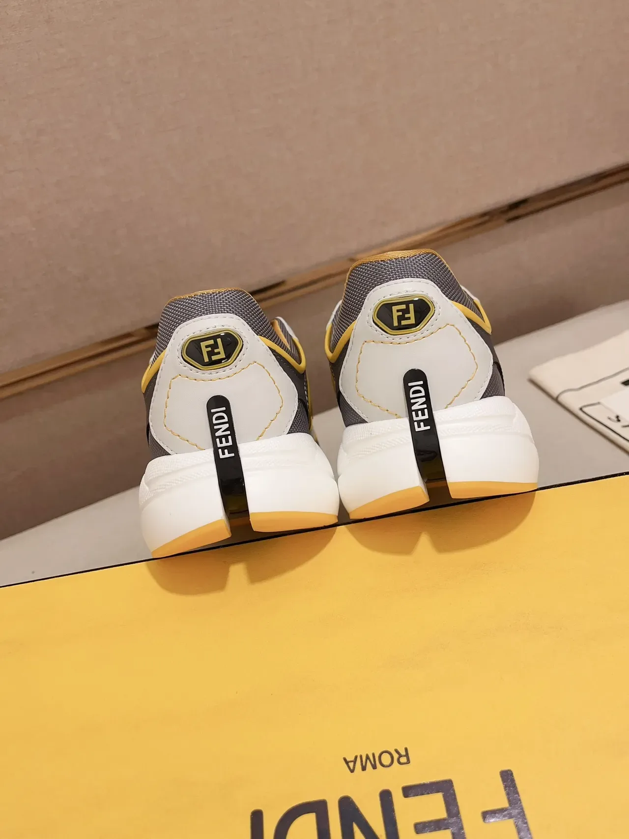 Fendi Blanc Jaune Chunky Sculpted Midsole Maillage et Cuir Sneakers Lifestyle 3