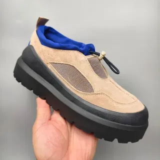 Tênis de plataforma slip-on bege e azul