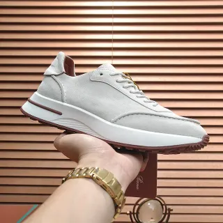 Tênis beige e marrom de camurça, midsole branco com camadas