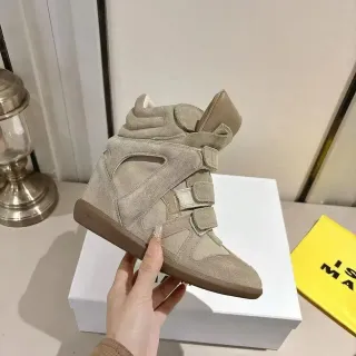 Tênis lifestyle bege de camurça com fechamento de tira e plataforma wedge alta