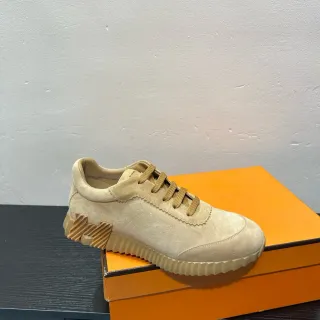 Zapatillas beige de ante con parte superior esculpida con medias ribeteadas de media suela