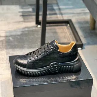 Tênis chunky com sola de plataforma em couro preto e bege com textura de crocodilo embossado