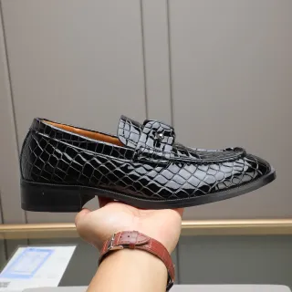 काला भूरा चमकदार क्रॉक एम्बॉस्ड चमड़े का Moc-Toe सिलाई Loafer