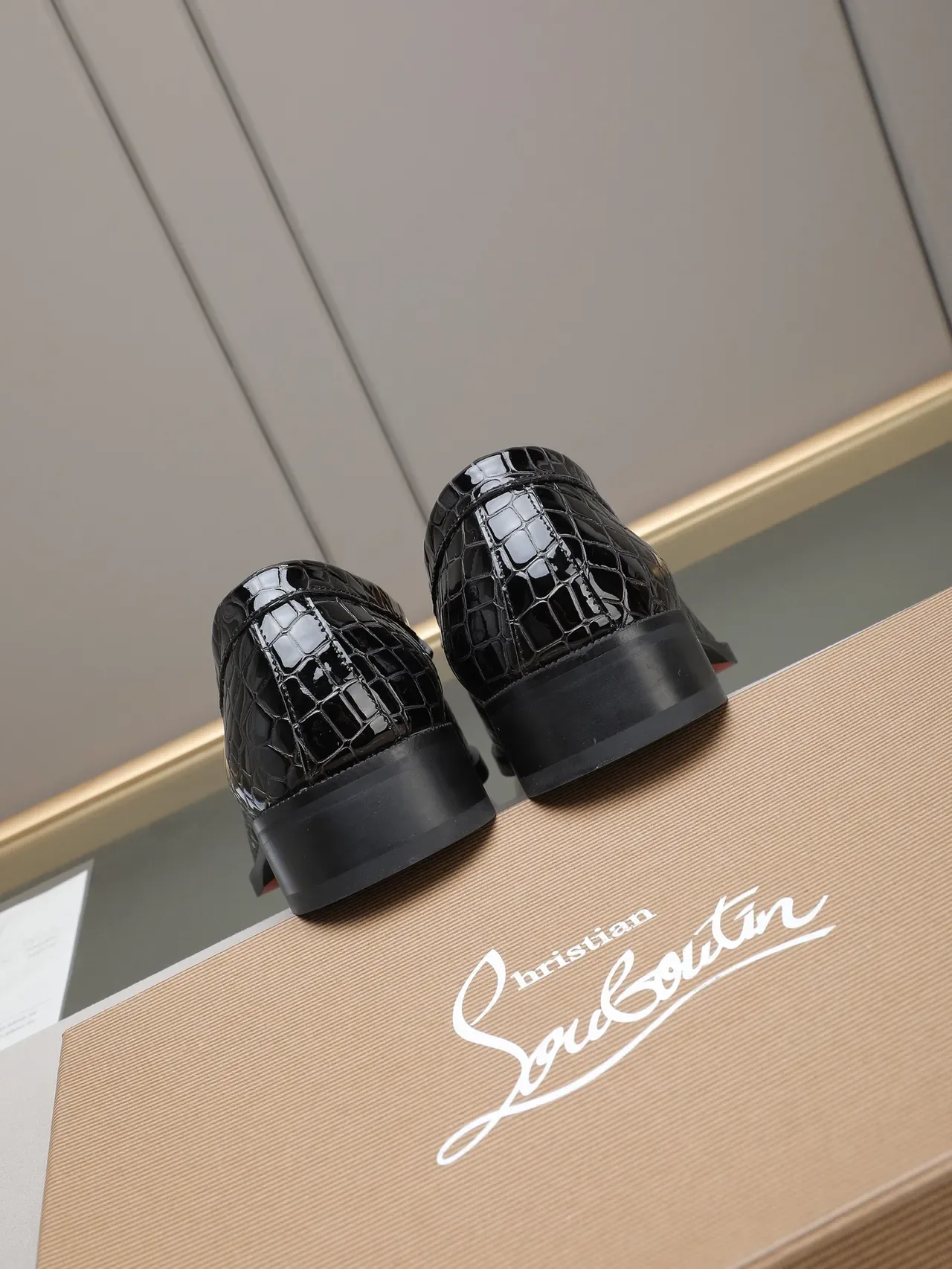 Black Brown Glossy Croc-Embossed Leather Moc-Toe Stitching Loafer 3