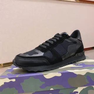 Tênis lifestyle preto com overlay de camuflagem low-top