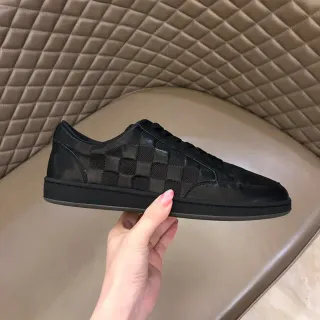 Tênis casual low-top com painel de xadrez preto