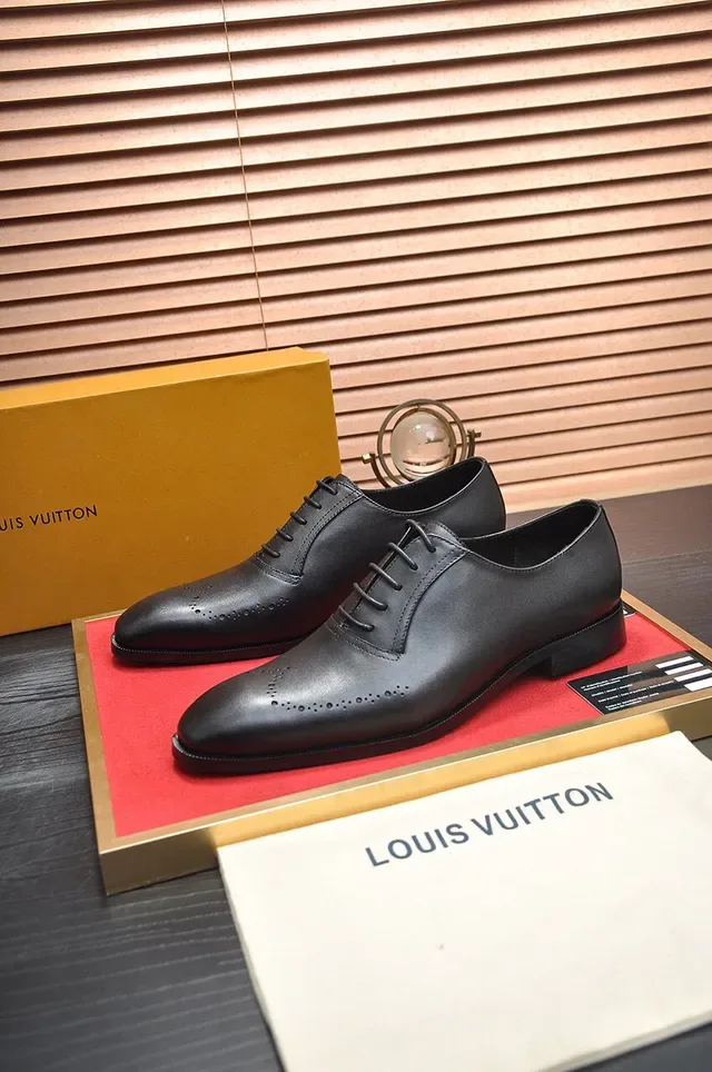Black Leather Closed-Lace Oxford-Style Brogue 4