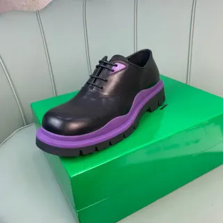 Sapatos Oxford pretos e roxos com sola de plataforma chunky e acento na meia sola