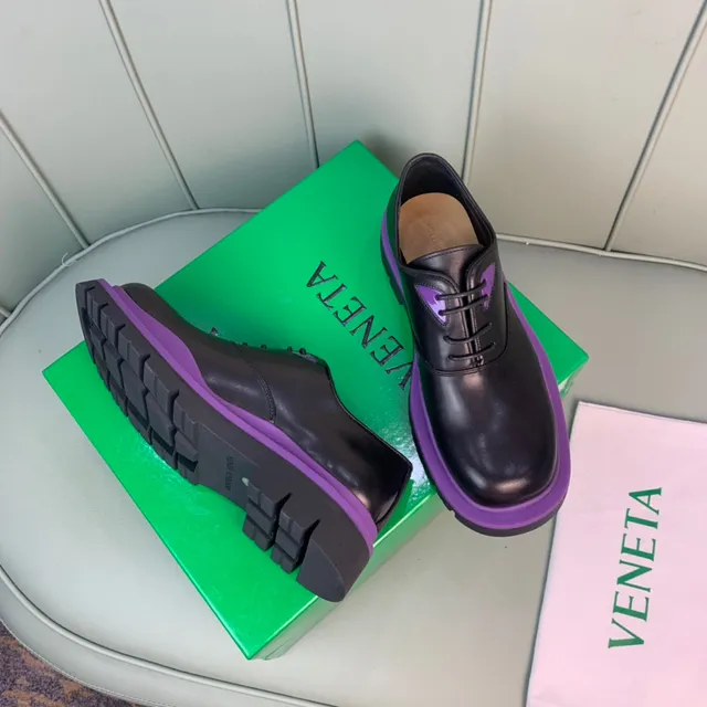 Sapatos Oxford pretos e roxos com sola de plataforma chunky e acento na meia sola 2
