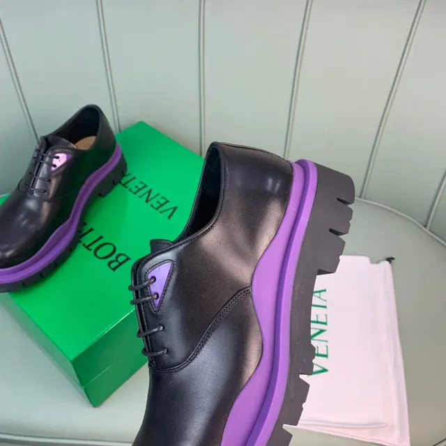 Sapatos Oxford pretos e roxos com sola de plataforma chunky e acento na meia sola 3