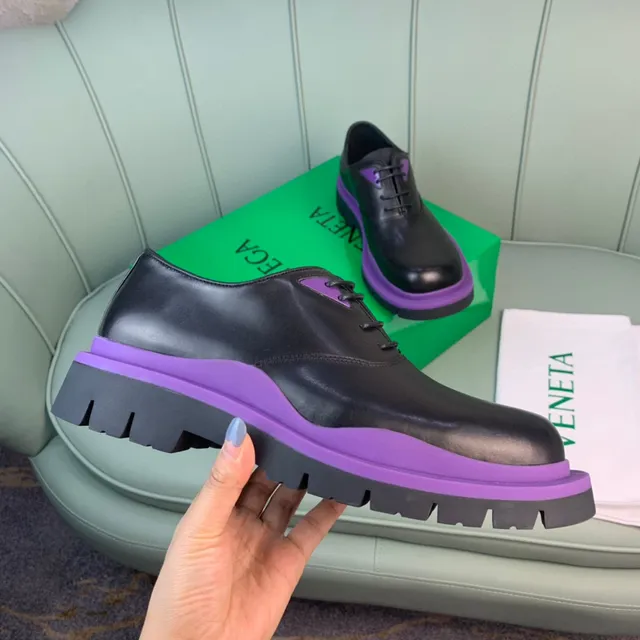Sapatos Oxford pretos e roxos com sola de plataforma chunky e acento na meia sola 4