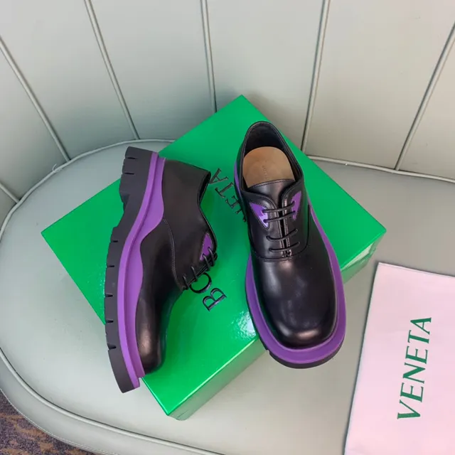 Sapatos Oxford pretos e roxos com sola de plataforma chunky e acento na meia sola 5