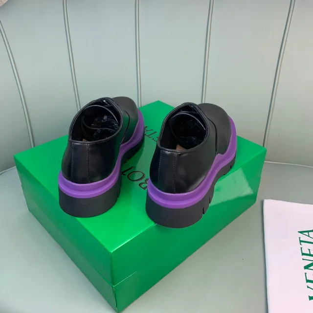 Sapatos Oxford pretos e roxos com sola de plataforma chunky e acento na meia sola 6