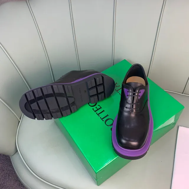 Sapatos Oxford pretos e roxos com sola de plataforma chunky e acento na meia sola 7