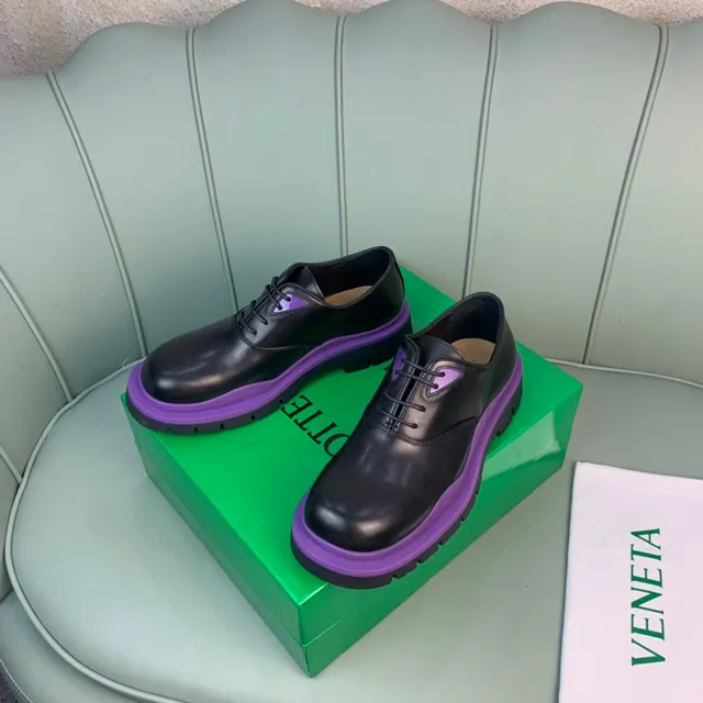 Sapatos Oxford pretos e roxos com sola de plataforma chunky e acento na meia sola 8