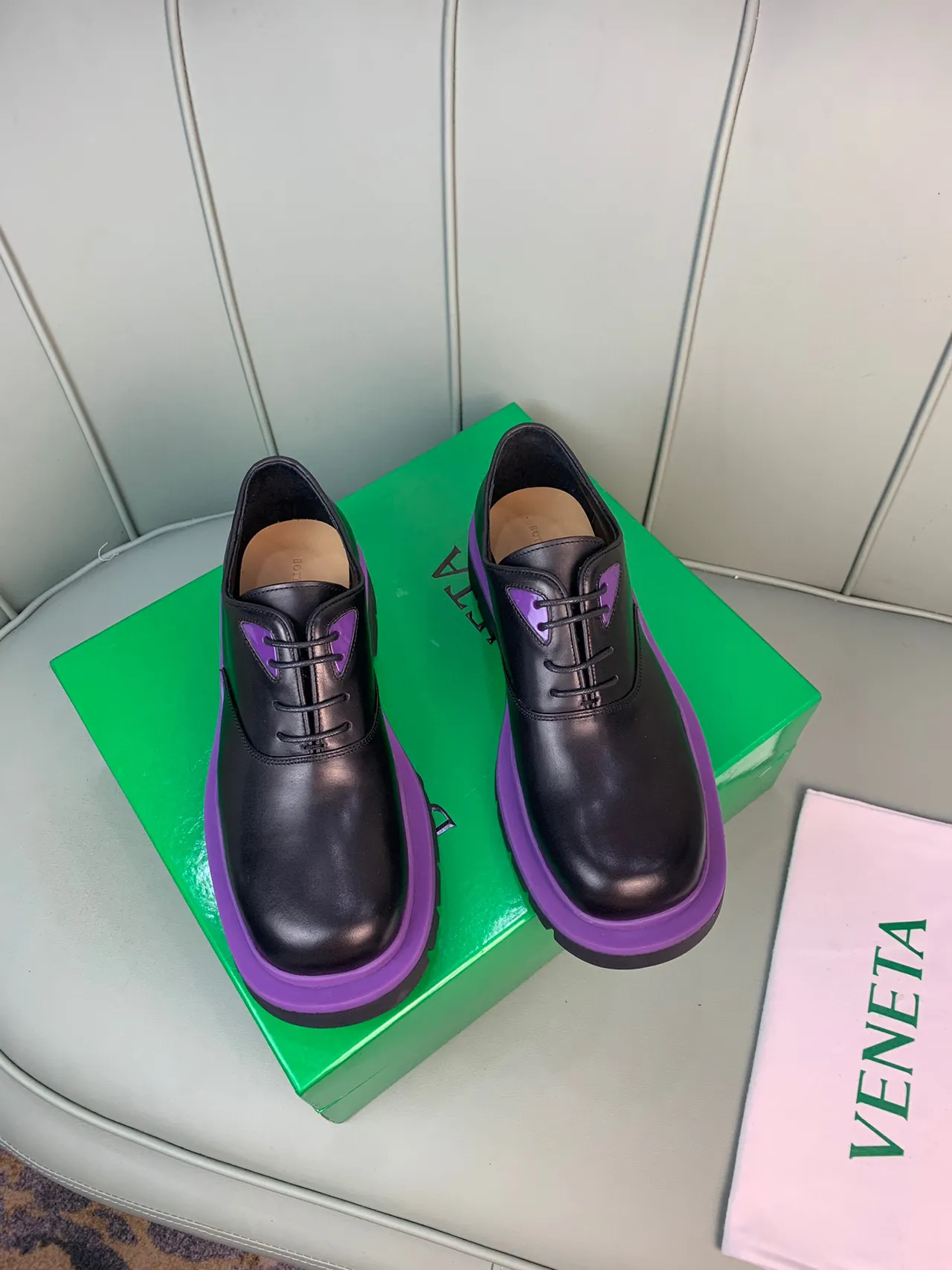 Sapatos Oxford pretos e roxos com sola de plataforma chunky e acento na meia sola 9