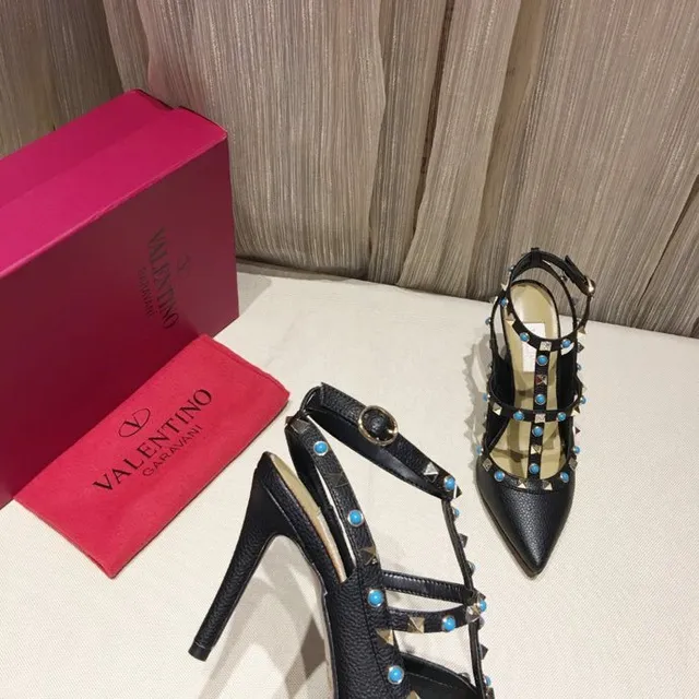 Tacones de aguja negros con tachuelas, tirante T y punta puntiaguda 3
