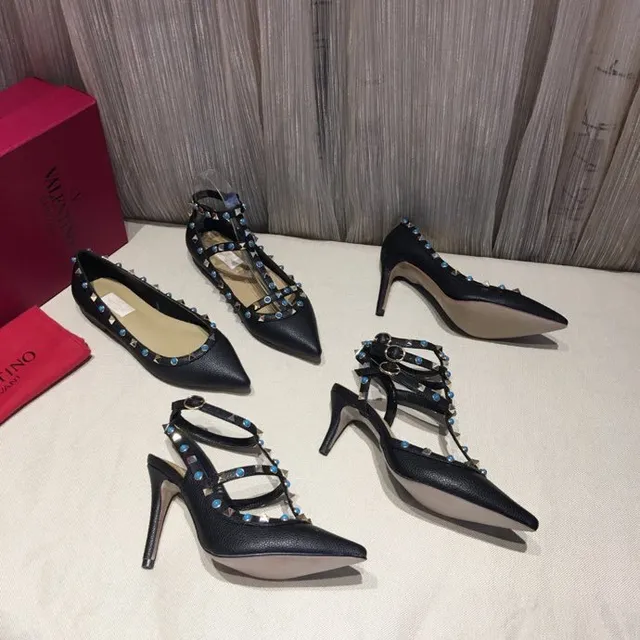 Tacones de aguja negros con tachuelas, tirante T y punta puntiaguda 4