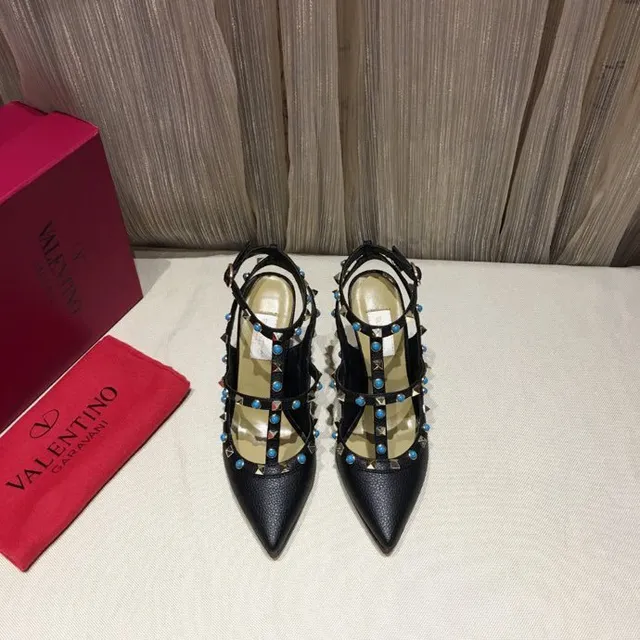 Tacones de aguja negros con tachuelas, tirante T y punta puntiaguda 5