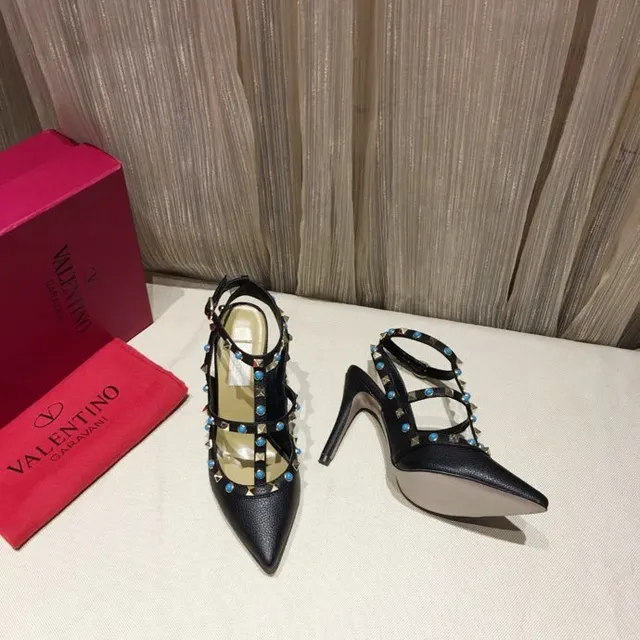 Tacones de aguja negros con tachuelas, tirante T y punta puntiaguda 6