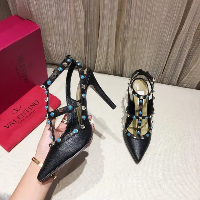 Tacones de aguja negros con tachuelas, tirante T y punta puntiaguda 7