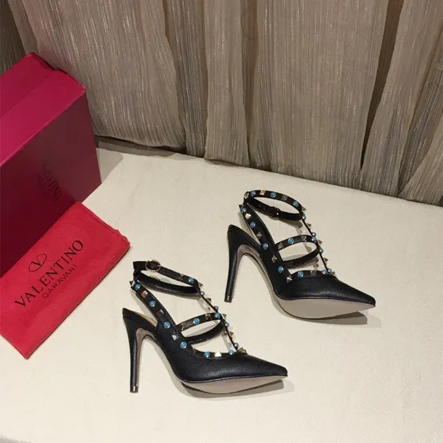 Tacones de aguja negros con tachuelas, tirante T y punta puntiaguda 8