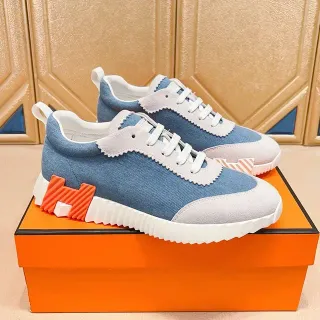 Tênis com parte superior de denim azul e laranja, borda scalloped de suede