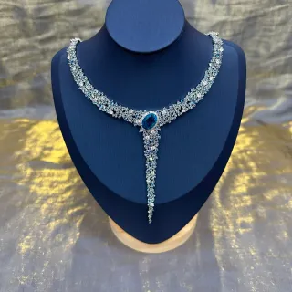 Collier en argent bleu pavé-set de gemme ovale focal