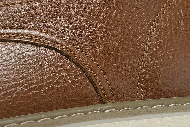 Botas de tornozelo em couro marrom bege texturizado com olhais metálicos 6